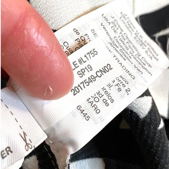 J. Crew 365 Abstract Black & White Cropped Faux Silk Blouse Size 4 - Picture 5 of 10